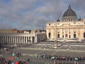 People wating to view the Pope's lying-in-state at the Vatican