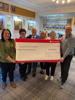 Mike Teague, accompanied by his team, Ken Ford, Beverley Oldham Bunce, presented £15,000 to Samaritans of Walsall & District.
Gillian Hamer, Branch Director, Sharon Dicken, Deputy Director Fundraising, and Janet Westley, Deputy Director for Volunteer Support.