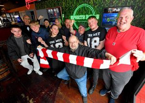 WALSALL COPYRIGHT NATIONAL WORLD  TIM THURSFIELD -22/05/25Fans are getting ready for the Saddlers play-off final at the Met Bar, Walsall town centre.