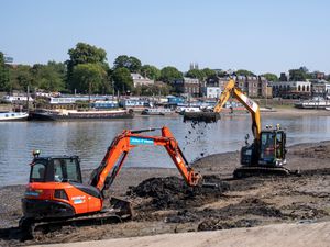 Supporting image for story: Footage shows diggers removing ‘disgusting’ island of wet wipes from Thames