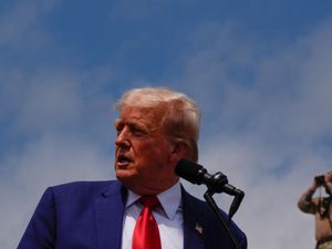 Supporting image for story: Trump visits US border as Democrats accuse him of sabotaging progress