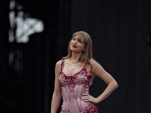 Supporting image for story: Taylor Swift retains number one album and single in UK charts for second week