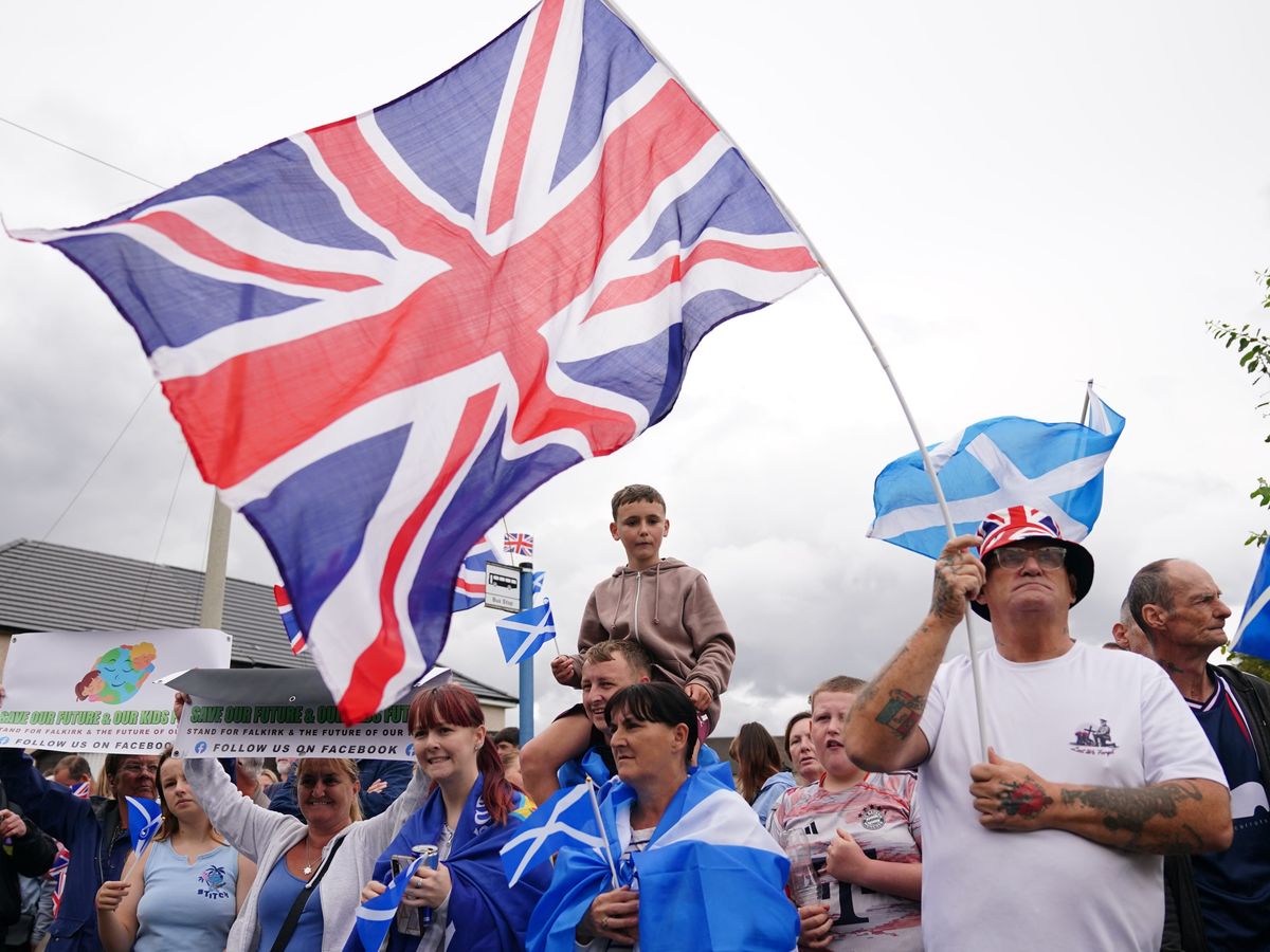 Anti-immigration group and counter-protesters in Falkirk standoff