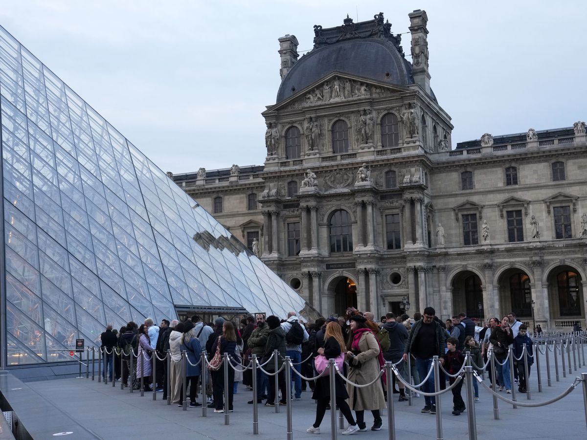 Louvre reopens three days after thieves stole French crown jewels