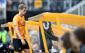 Ryan Bennett of Wolverhampton Wanderers leaves the pitch injures (AMA)