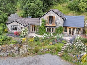 Supporting image for story: In pictures: £500,000 cottage near Shropshire border is Britain's most-viewed property