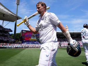 Supporting image for story: Joe Root’s 160 puts England in charge before Travis Head hits back for Australia