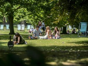Supporting image for story: Met Office records hottest day of year with high of 30.3C at Heathrow Airport