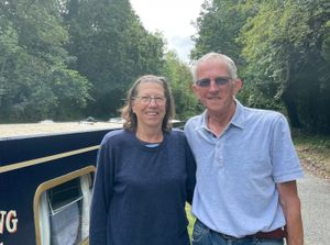 Supporting image for story: Canal boat residents stranded for days after toxic chemical spillage