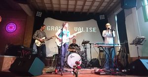 Grande Valise performing live