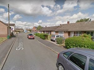 Supporting image for story: Teenagers seen climbing into Kidderminster garden