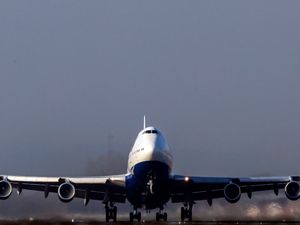 Supporting image for story: Minister apologises for border delays amid ‘chaos’ at airports