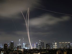 Supporting image for story: Israeli warplanes hammer Iranian capital