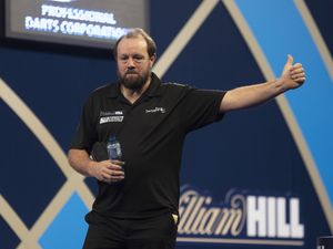 Supporting image for story: Jason Lowe progresses through PDC World Darts Championship opener