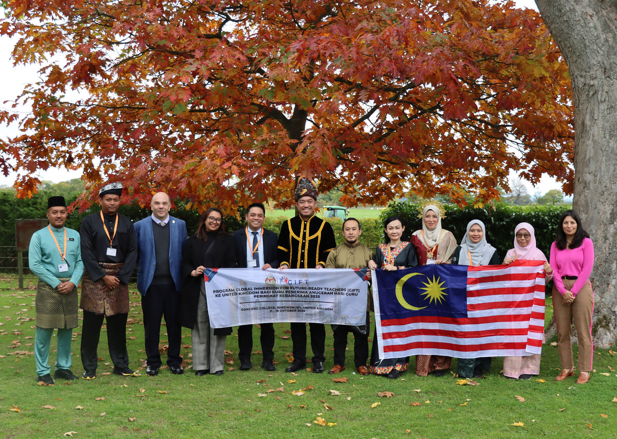 International delegation visits top college