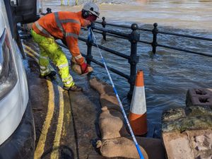Supporting image for story: Businesses and residents in Bridgnorth 'prepare for the worst' as river levels peak