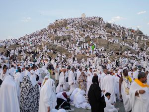Supporting image for story: Muslim pilgrims converge at Mount Arafat for worship as Hajj reaches its peak