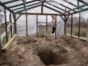 Supporting image for story: Russia focuses on Ukraine region of Donbas as it says campaign is going to plan