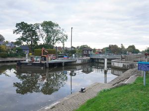 Supporting image for story: Rescuers searching for man in 60s after rowing boat capsizes on Thames
