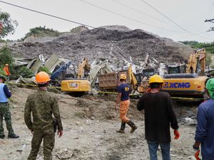 Supporting image for story: Two dead and dozens missing after mountain of rubbish collapses in Philippines