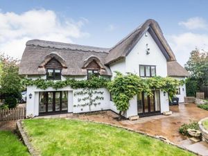 Supporting image for story: Pretty Wolverhampton house with thatched roof at sale for nearly £1m - but only has two bedrooms