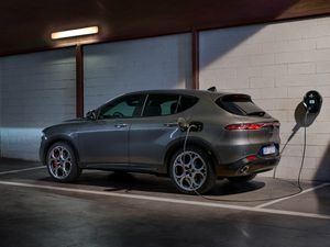 Supporting image for story: Alfa Romeo announces pricing for new Tonale plug-in hybrid