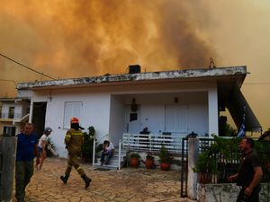 Supporting image for story: Three dead and thousands displaced as wildfires rage across southern Europe