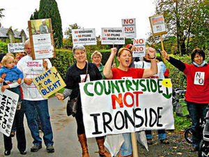 Supporting image for story: Campaigners lobby Carwyn Jones on castle visit