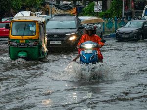 Supporting image for story: Cyclone floods villages, blows away roofs and cuts power in Bangladesh and India