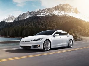 Supporting image for story: Tesla’s Model S now capable of 370 miles on a single charge