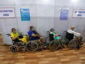 Supporting image for story: India sees biggest coronavirus surge in four months