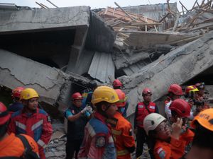 Supporting image for story: At least 91 students remain buried in rubble after Indonesia school collapse