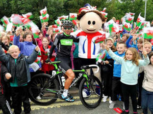Supporting image for story: Tour of Britain whizzes through Powys