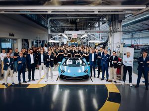 Supporting image for story: Final Lamborghini Aventador rolls off the production line