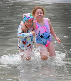 WOLVERHAMPTON COPYRIGHT NATIONAL WORLD TIM THURSFIELD -16/06/25Enjoying the sunny weather at Tettenhall Pool are twins Savannah and Elsie Brown, aged six.