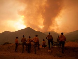 Supporting image for story: California wildfire flare-up prompts evacuation in San Bernardino County
