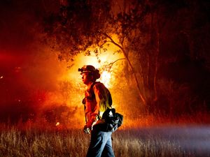 Supporting image for story: California firefighters gain ground against huge wildfires