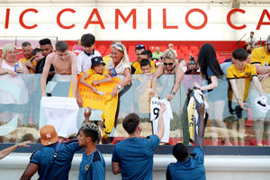 Fans being greeted by the players (Getty)