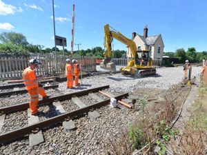 Supporting image for story: Onibury level crossing closure: Anger and chaos for drivers as work starts 
 