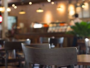 Supporting image for story: This woman livetweeted a couple's argument in a restaurant and it's better than any movie