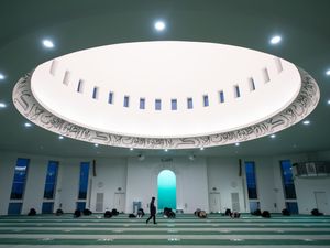 Supporting image for story: Imam says he would host Tommy Robinson at mosque ‘to see what it is all about’