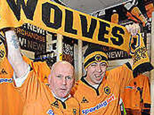 Supporting image for story: Fans flock for new Wolves kit