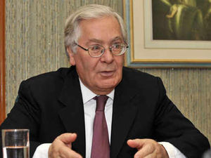 Supporting image for story: Bank of England boss Mervyn King is knighted