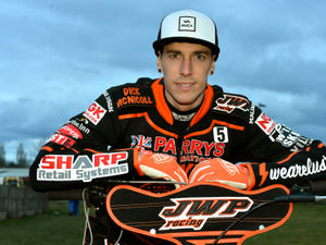 Supporting image for story: Wolves clinch tight victory over Leicester 