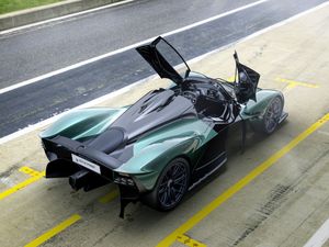 Supporting image for story: Aston Martin reveals the Valkyrie Spider, a convertible with F1 technology
