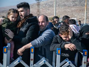 Supporting image for story: Hundreds of Syrians line up at Turkish border crossing awaiting return home