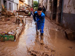 Supporting image for story: What caused the flash floods in Spain and what has the reaction been?