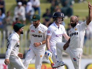 Supporting image for story: Pakistan have England in a spin on first morning of deciding Test
