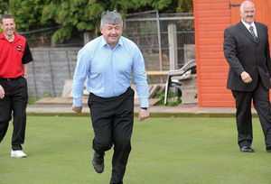 Supporting image for story: John Parrott gets on the green