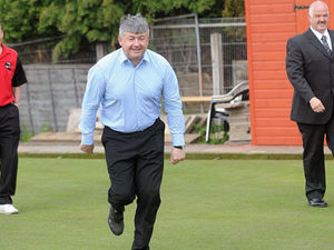 Supporting image for story: John Parrott gets on the green